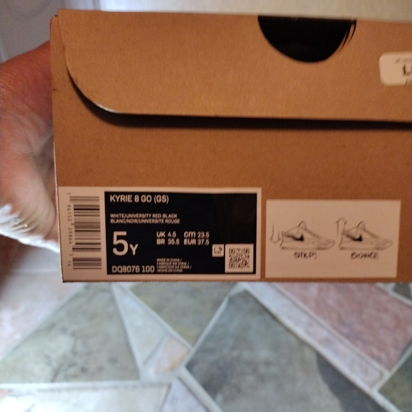 Brand New Nike Kyrie 8 GO (GS) size 5y - Picture 6 of 6